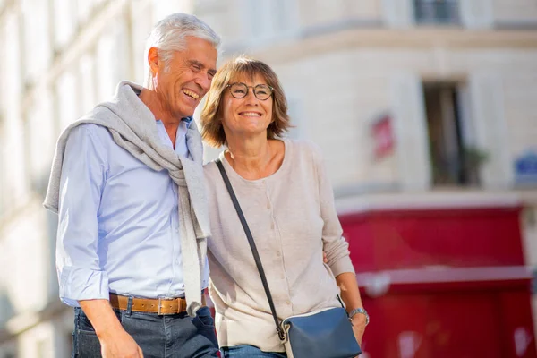 Portrait Heureux Couple Âge Mûr Marchant Extérieur Ville — Photo