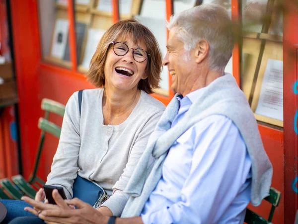 Portret Gelukkig Ouder Paar Zitten Buiten Lachen — Stockfoto