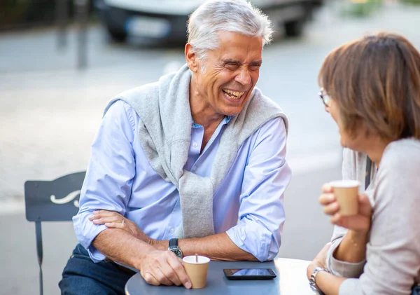 Ritratto Felice Coppia Matura Seduta Fuori Con Tazze Caffè — Foto Stock