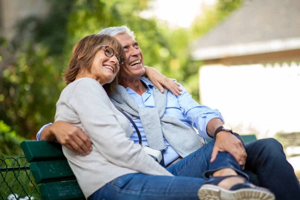 Portret Liefdevol Volwassen Paar Zitten Buiten Park Bank — Stockfoto