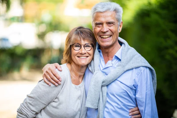 Retrato Feliz Pareja Madura Cada Uno Los Brazos Fuera Parque — Foto de Stock