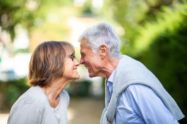 Perfil Retrato Casal Mais Velho Sorrindo Cara Cara Nariz Nariz — Fotografia de Stock