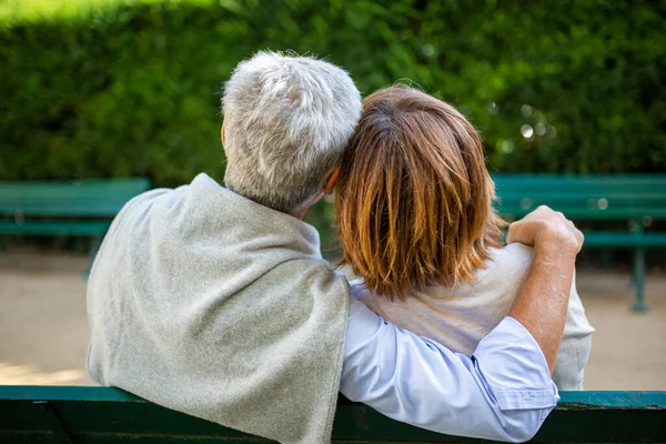 Porträtt Från Baksidan Äldre Par Sitter Park Bänk Man Arm — Stockfoto