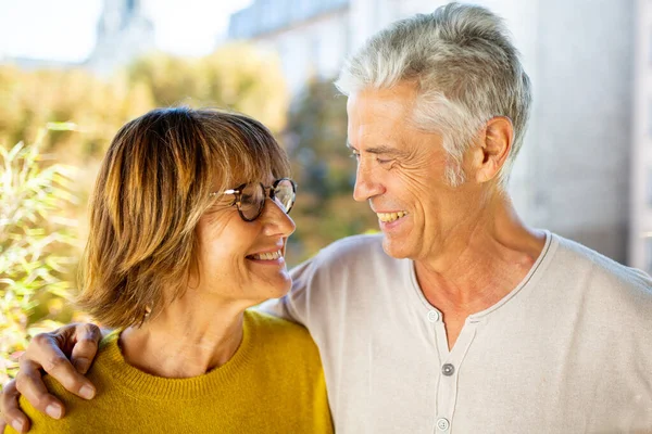 Großaufnahme Porträt Lächelnd Älteres Paar Schaut Einander — Stockfoto