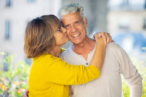 Yakın portre mutlu yaşlı çift ve kadın erkeği öpüyor.