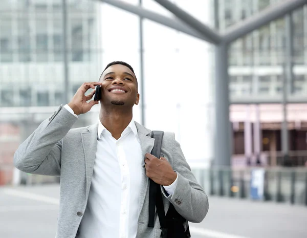 Feliz joven hablando por celular — Foto de Stock