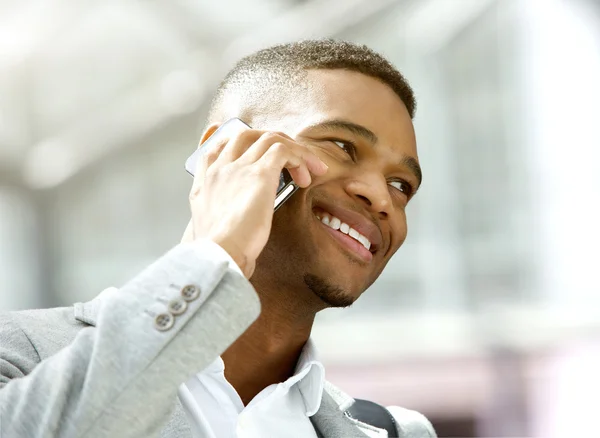 Glad ung man ringa med mobiltelefon — Stockfoto