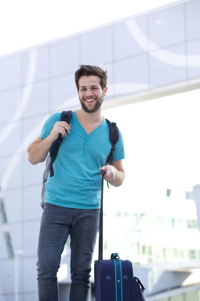 Glücklicher junger Mann steht mit Tüten draußen — Stockfoto