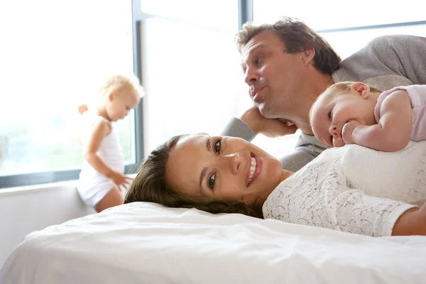 Glückliche Familie mit Mutter, die Baby hält — Stockfoto