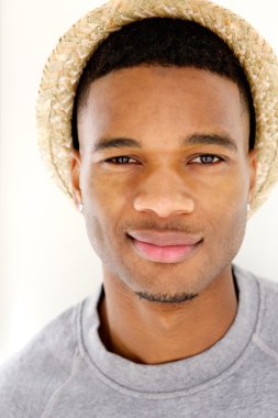 şapkasıyla poz harika genç adam