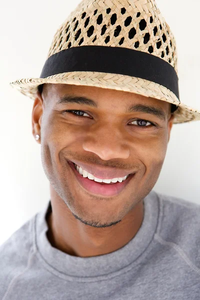Příjemný mladý muž s úsměvem s letní klobouk — Stock fotografie