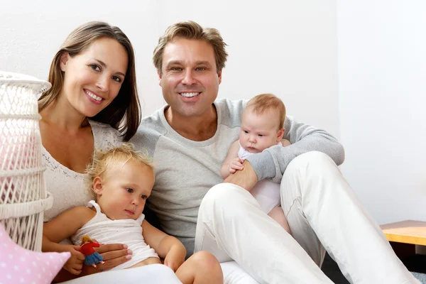 Família feliz sorrindo com as crianças — Fotografia de Stock