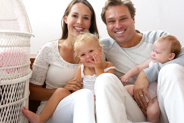 Familia feliz sonriendo con el bebé —  Fotos de Stock