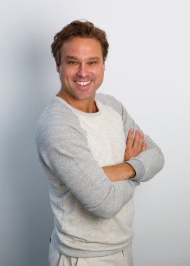 dost adam Kollarını açarak gülümseyen geçti