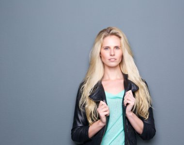 siyah deri ile poz trendy genç kadın