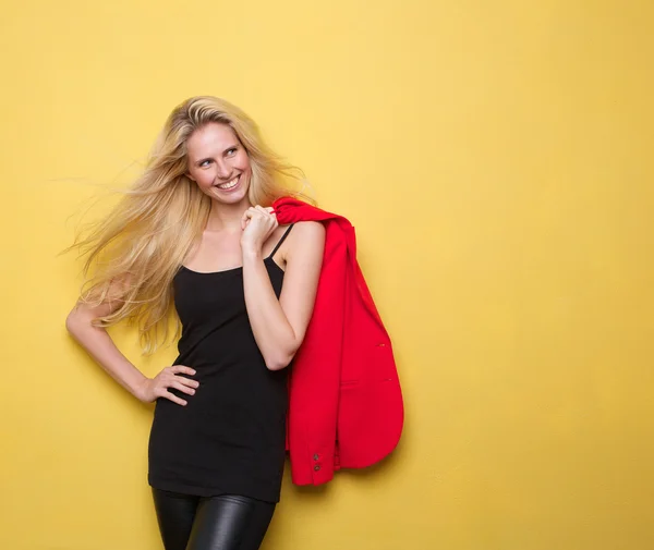 Usměvavá mladá žena drží bunda — Stock fotografie