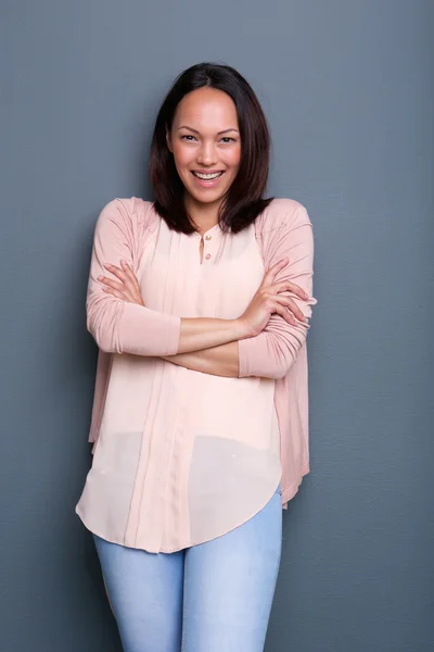 Asiatico donna sorridente con braccia incrociate — Foto Stock