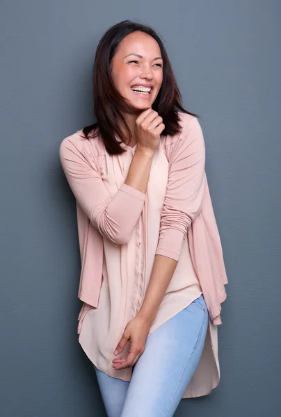 Porträtt av en glad ung kvinna som skrattar — Stockfoto