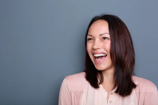 Giovane donna fiduciosa sorridente — Foto Stock