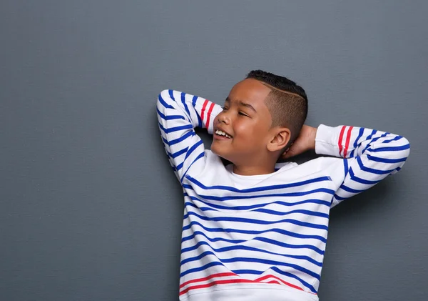 Boy smiling with hands behind head — Stock Photo, Image