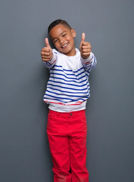 Jongen lachend met duimen omhoog teken — Stockfoto