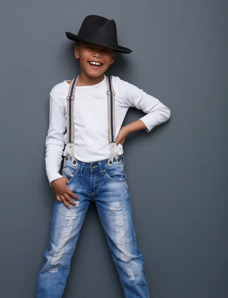 Retrato de uma criança engraçada sorrindo com chapéu — Fotografia de Stock