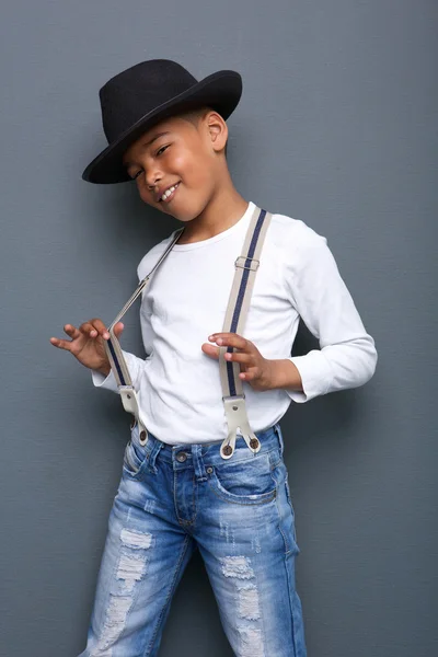 Cool kid leende med hatt och hängslen — Stockfoto