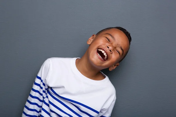 Закрыть портрет счастливого мальчика, улыбающегося Стоковое Изображение