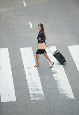 iş kadını Zebra crossway crossing 