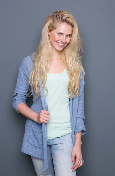 Attraktive junge blonde Frau lächelt — Stockfoto