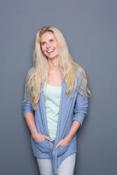 Ung blond kvinna som skrattar — Stockfoto