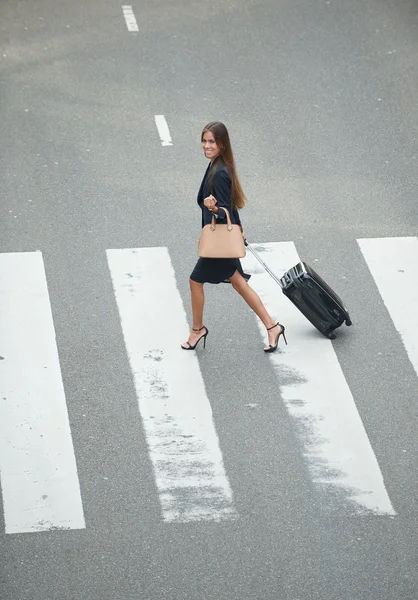 Geschäftsfrau überquert Zebrastreifen — Stockfoto