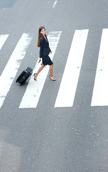 Iş kadını ile yürüme çanta seyahat — Stok fotoğraf