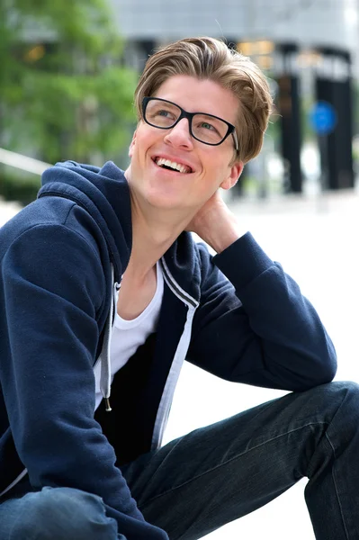 Cool joven sonriendo al aire libre — Foto de Stock