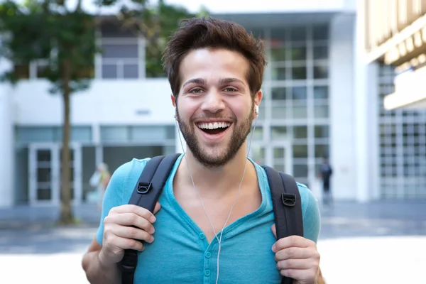 Csinos, fiatal férfi mosolyogva táska — Stock Fotó