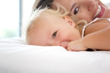gülümseyen anne oynarken sevimli bebek kız
