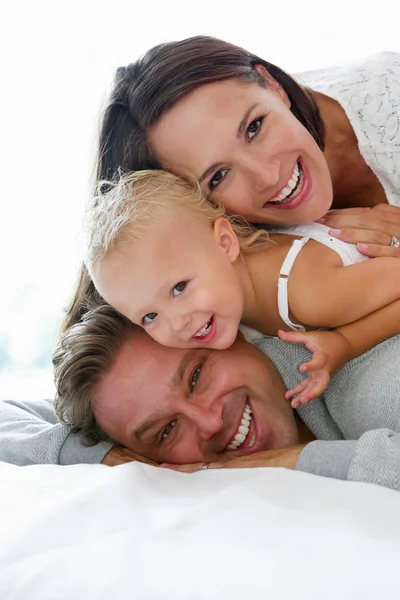 Glückliche Familie, die zusammen spielt — Stockfoto