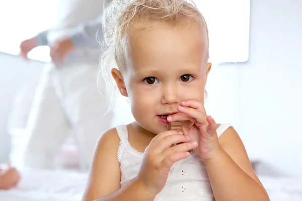 Söt liten flicka äta choklad — 图库照片