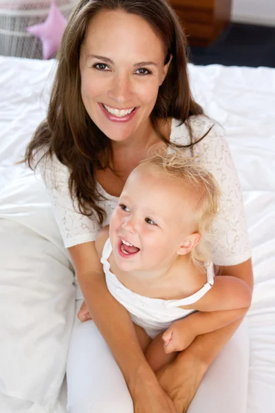 Mãe e menina rindo juntos — Fotografia de Stock