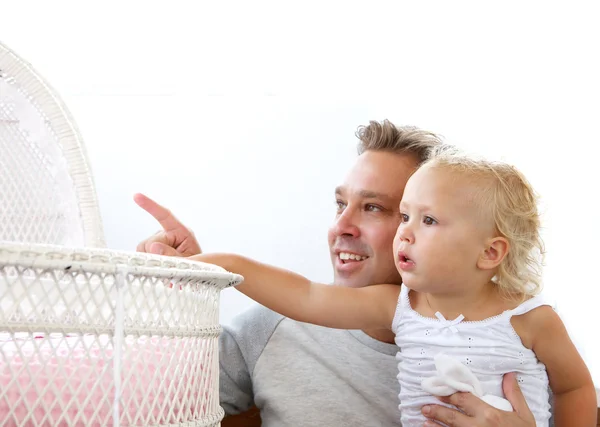 Sorridente padre mostrando bambino figlia culla — Foto Stock