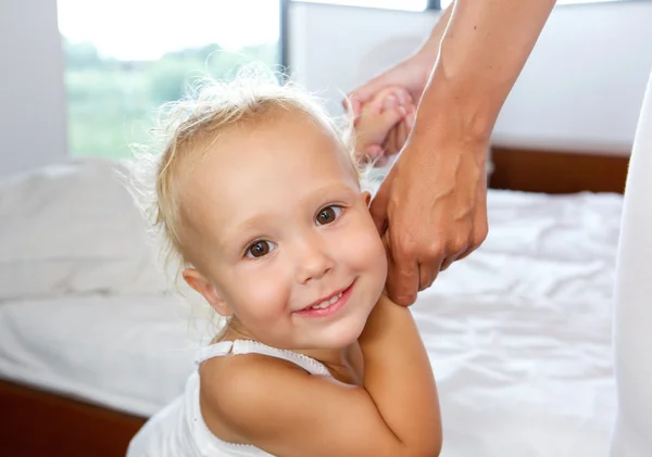 Niedliches kleines Mädchen hält Mutter an den Händen — Stockfoto