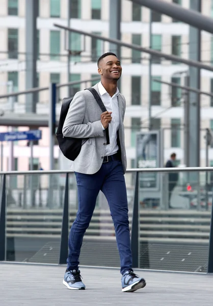 Koele kerel wandelen op station met zak — Stockfoto