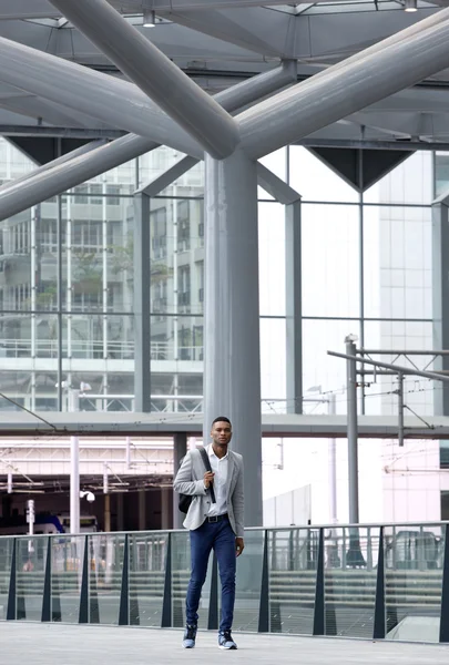 Afrikaanse man lopen alleen op de luchthaven — Stockfoto