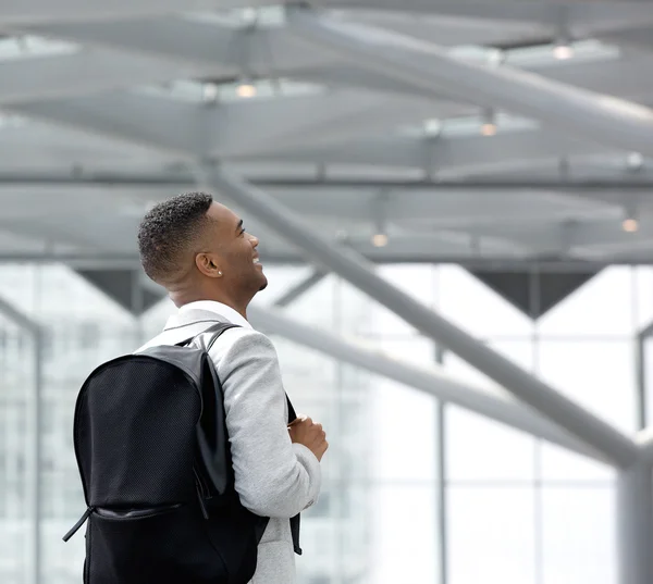 Joven hombre negro en el aeropuerto con bolsa — Foto de Stock