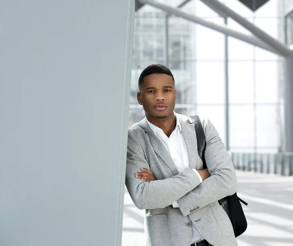 Jonge man permanent in luchthaven met zak — Stockfoto