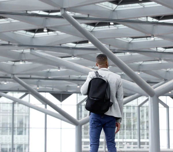 年轻男子站在空旷的机场 — 图库照片