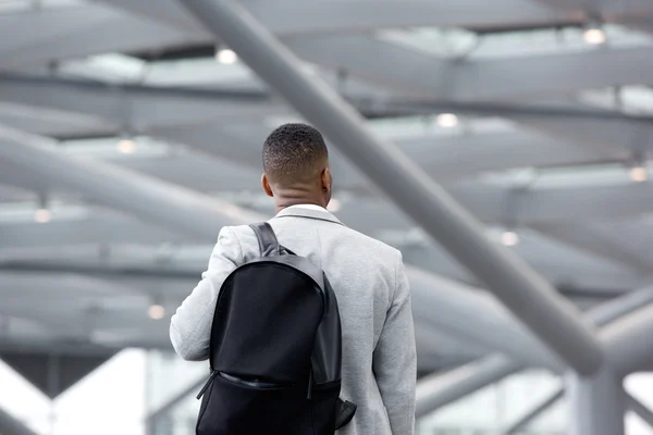 Hombre negro de pie en el aeropuerto con bolsa —  Fotos de Stock