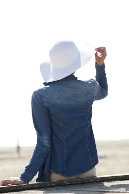 Güneş şapkası olan kadın  