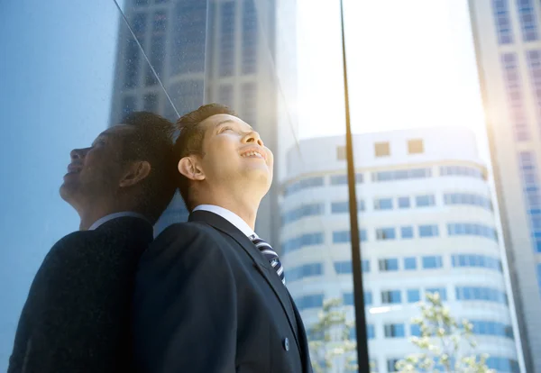 Businessman smiling and looking up — Stock Photo, Image