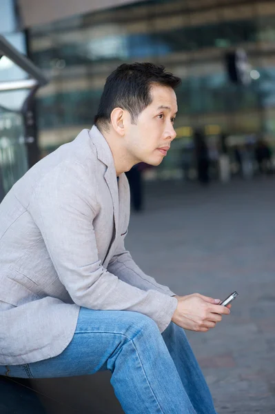 Aziatische man met mobiele telefoon — Stockfoto